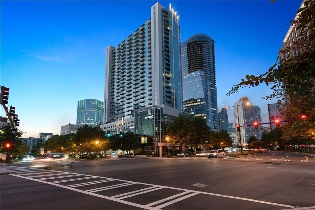 1 bedroom, 1 bathroom, 698 sq ft condominium for sale at 3324 Peachtree Road 2606, Atlanta, GA 30326 — photo 4