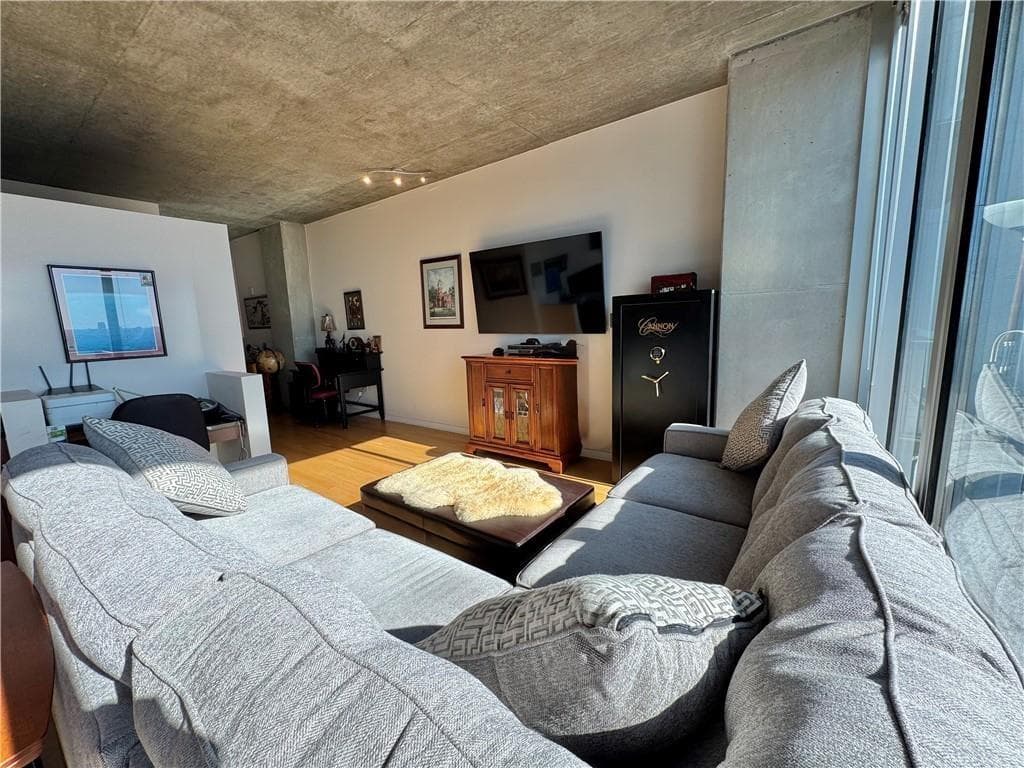 1 bedroom, 1 bathroom, 698 sq ft condominium for sale at 3324 Peachtree Road 2606, Atlanta, GA 30326 — photo 8