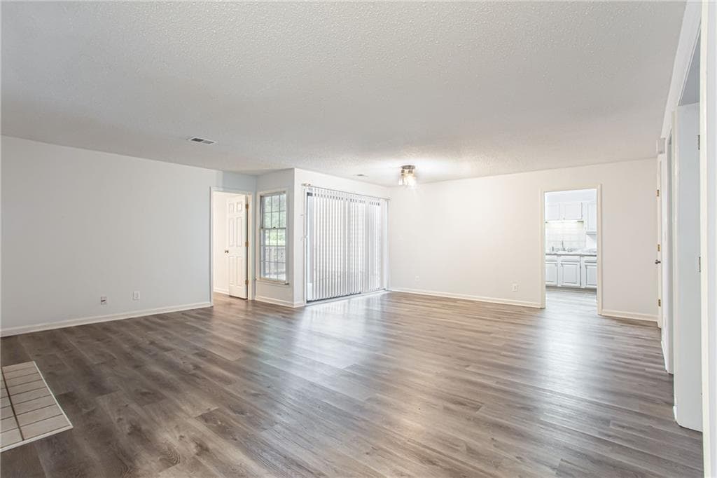 3 bedroom, 2 bathroom, 1,650 sq ft condominium for sale at 605 Garden Court, Atlanta, GA 30328 — photo 4