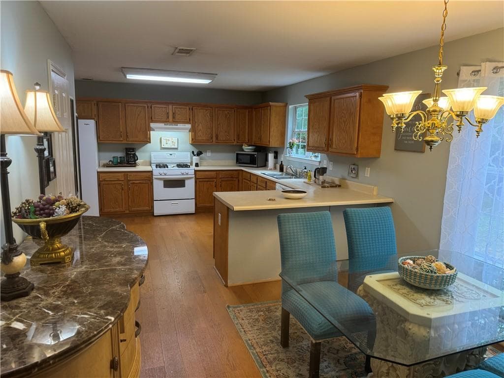 3 bedroom, 3 bathroom, 1,617 sq ft single family residence for sale at 4995 Meadow Overlook, Cumming, GA 30040 — photo 4
