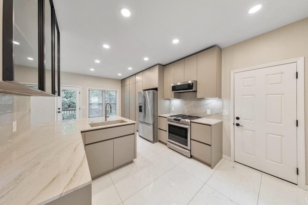 3 bedroom, 3 bathroom, 2,043 sq ft single family residence under contract at 2038 Spicers Lane, Woodstock, GA 30189 — photo 3