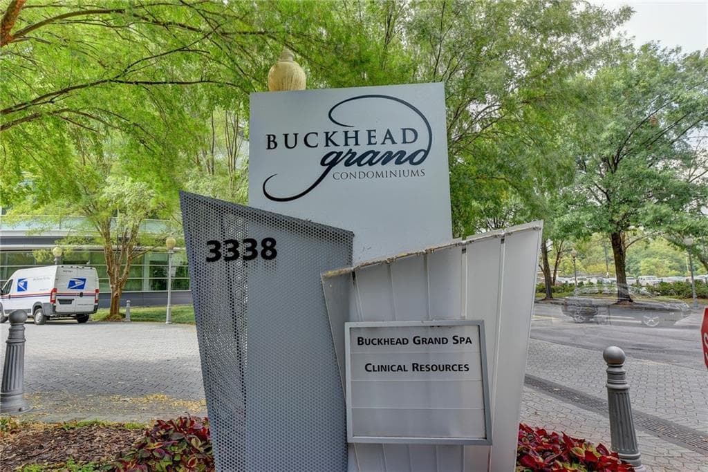 1 bedroom, 1 bathroom, 781 sq ft condominium for sale at 3338 Peachtree Road 504, Atlanta, GA 30326 — photo 2