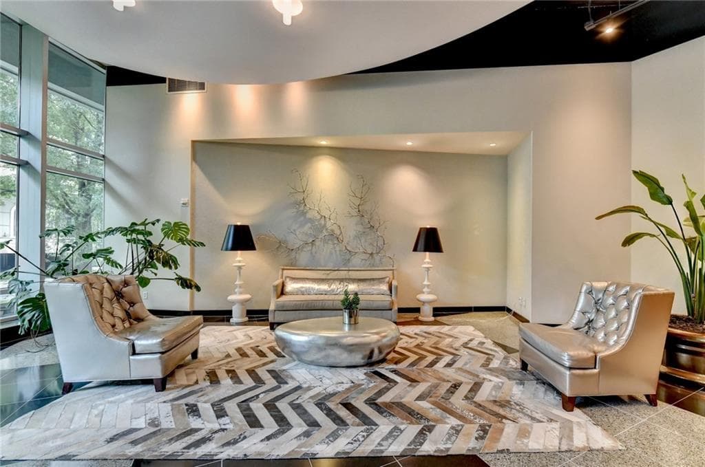 1 bedroom, 1 bathroom, 781 sq ft condominium for sale at 3338 Peachtree Road 504, Atlanta, GA 30326 — photo 4