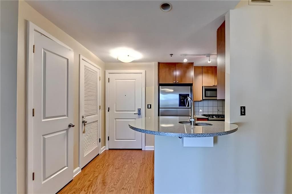 1 bedroom, 1 bathroom, 781 sq ft condominium for sale at 3338 Peachtree Road 504, Atlanta, GA 30326 — photo 5