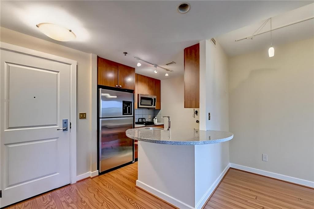 1 bedroom, 1 bathroom, 781 sq ft condominium for sale at 3338 Peachtree Road 504, Atlanta, GA 30326 — photo 6