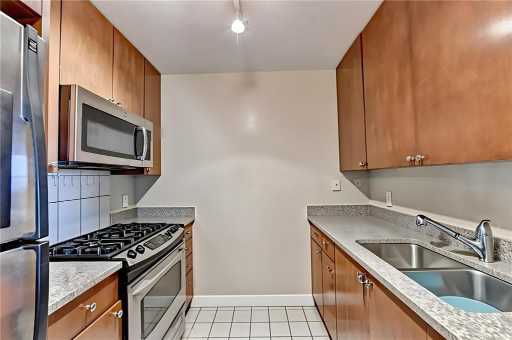 1 bedroom, 1 bathroom, 781 sq ft condominium for sale at 3338 Peachtree Road 504, Atlanta, GA 30326 — photo 7