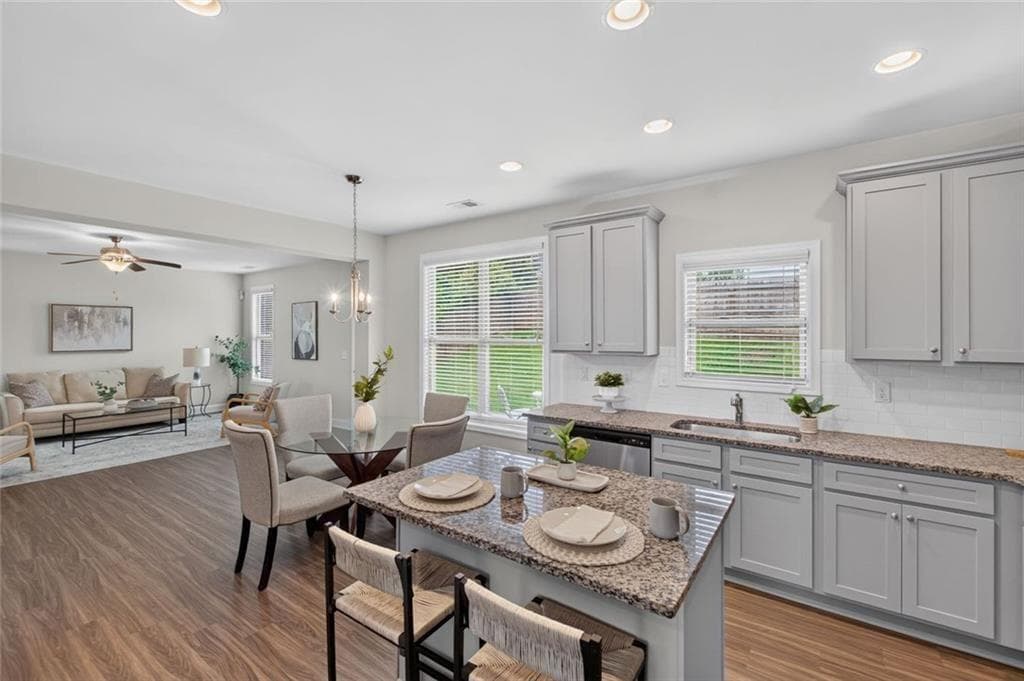 4 bedroom, 3 bathroom, 2,330 sq ft single family residence under contract at 102 Edgeview Court, Dallas, GA 30157 — photo 2