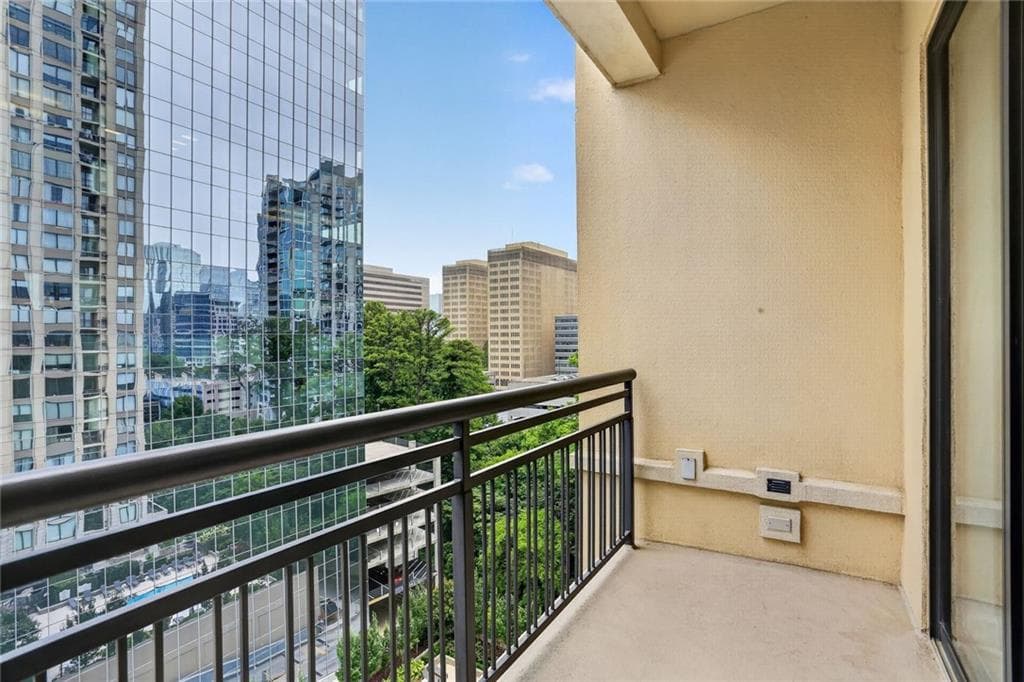 1 bedroom, 1 bathroom, 880 sq ft condominium for sale at 3445 Stratford Road 1105, Atlanta, GA 30326 — photo 3