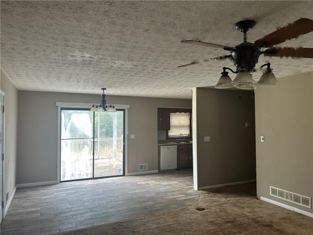3 bedroom, 2 bathroom, 1,308 sq ft single family residence under contract at 667 King Road, Stone Mountain, GA 30088 — photo 4