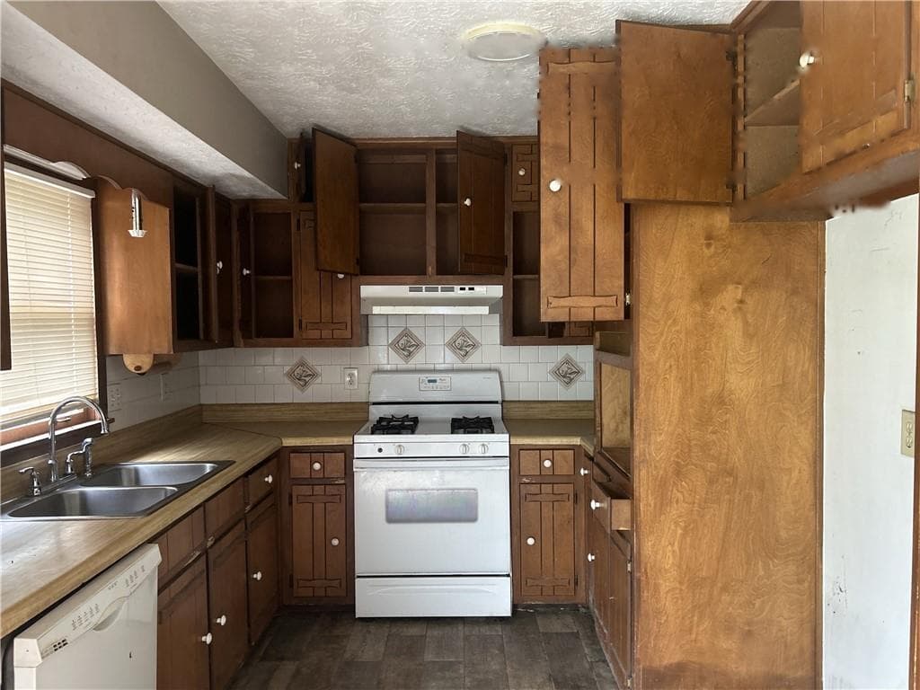 3 bedroom, 2 bathroom, 1,308 sq ft single family residence under contract at 667 King Road, Stone Mountain, GA 30088 — photo 6