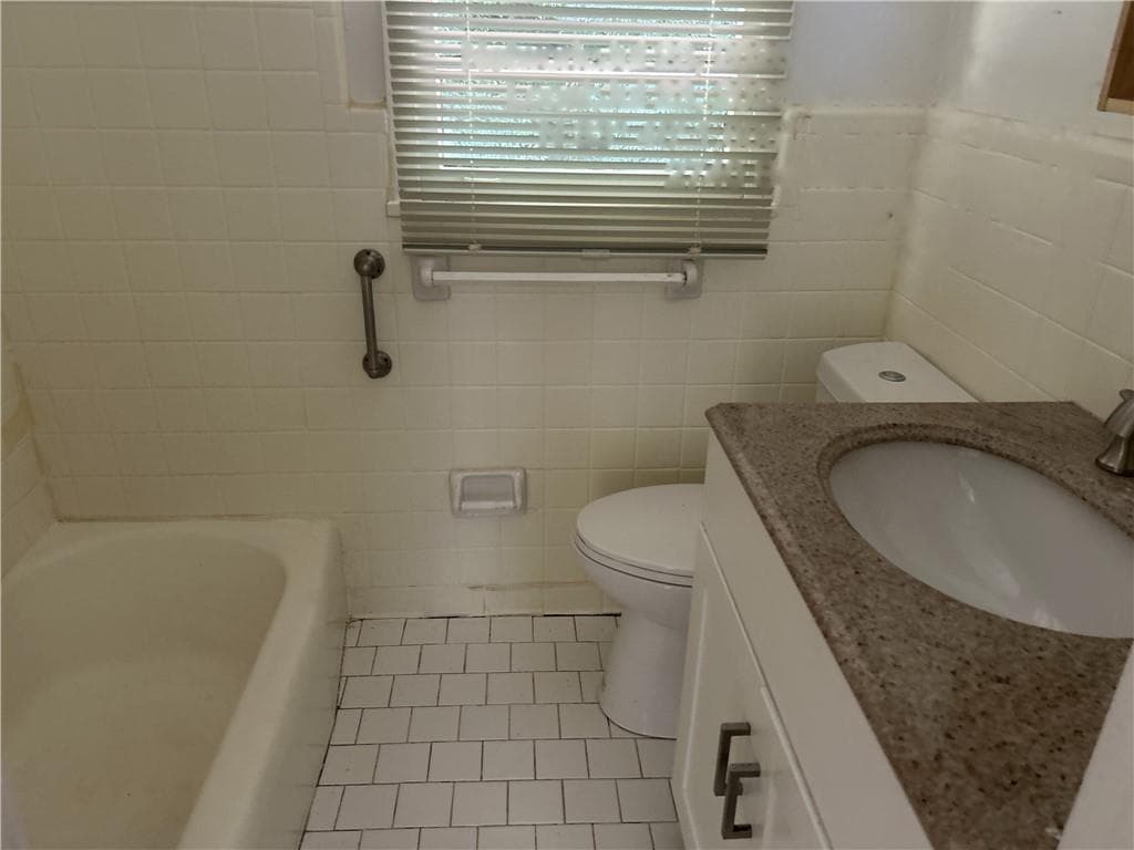 3 bedroom, 2 bathroom, 1,100 sq ft single family residence for sale at 2740 Santa Barbara Drive, Atlanta, GA 30318 — photo 3