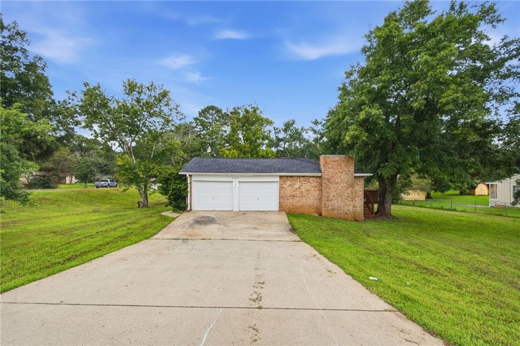 3 bedroom, 3 bathroom, 1,775 sq ft single family residence for sale at 8007 Sonja Drive, Jonesboro, GA 30236