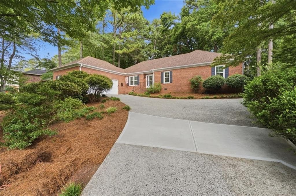3 bedroom, 3 bathroom, 2,600 sq ft single family residence under contract at 2032 Signal Ridge Chase, Kennesaw, GA 30152 — photo 2