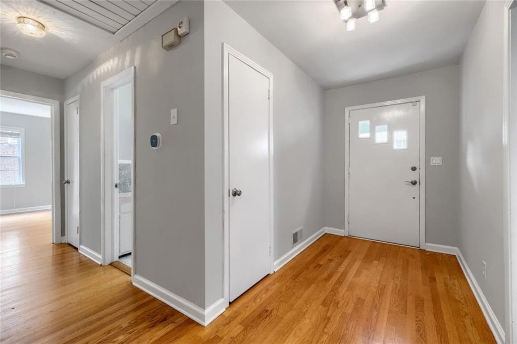 3 bedroom, 2 bathroom, 1,609 sq ft single family residence under contract at 2538 Birchwood Drive, Atlanta, GA 30305 — photo 3