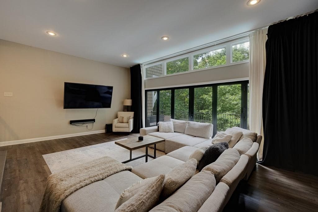 5 bedroom, 4 bathroom, 4,818 sq ft single family residence under contract at 305 River Knoll Drive, Sandy Springs, GA 30328 — photo 5