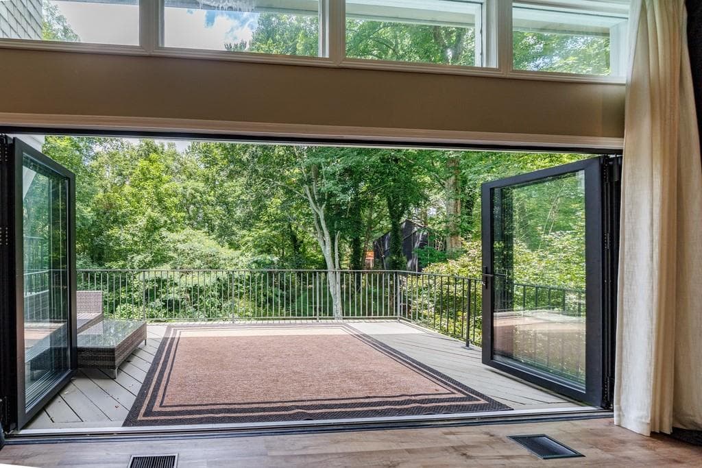 5 bedroom, 4 bathroom, 4,818 sq ft single family residence under contract at 305 River Knoll Drive, Sandy Springs, GA 30328 — photo 9