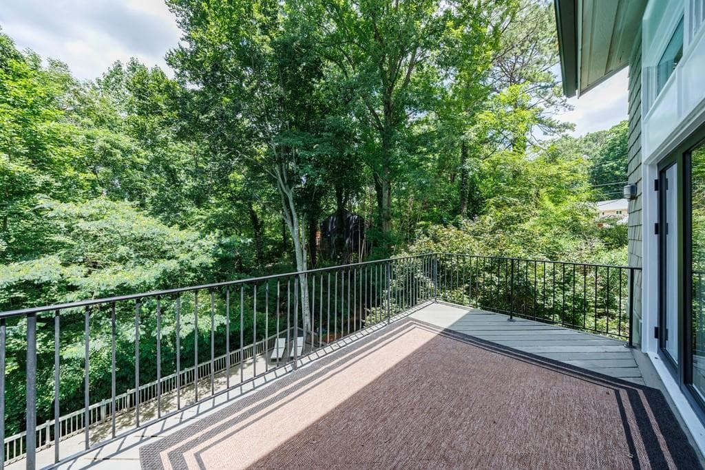 5 bedroom, 4 bathroom, 4,818 sq ft single family residence under contract at 305 River Knoll Drive, Sandy Springs, GA 30328 — photo 10