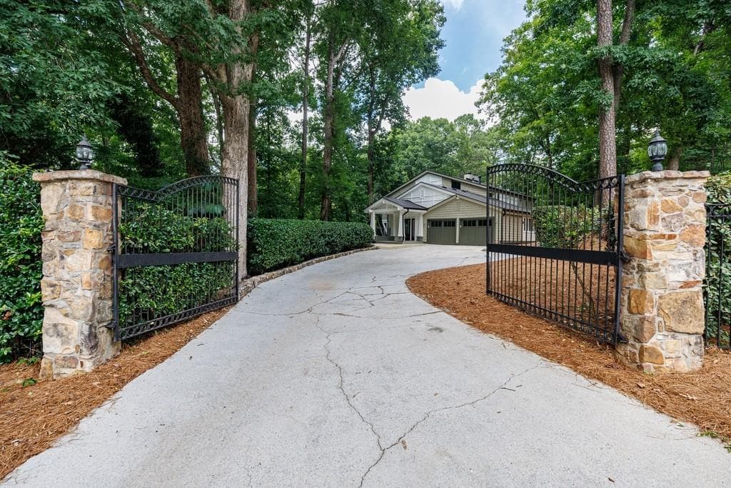 5 bedroom, 4 bathroom, 4,818 sq ft single family residence under contract at 305 River Knoll Drive, Sandy Springs, GA 30328 — photo 2