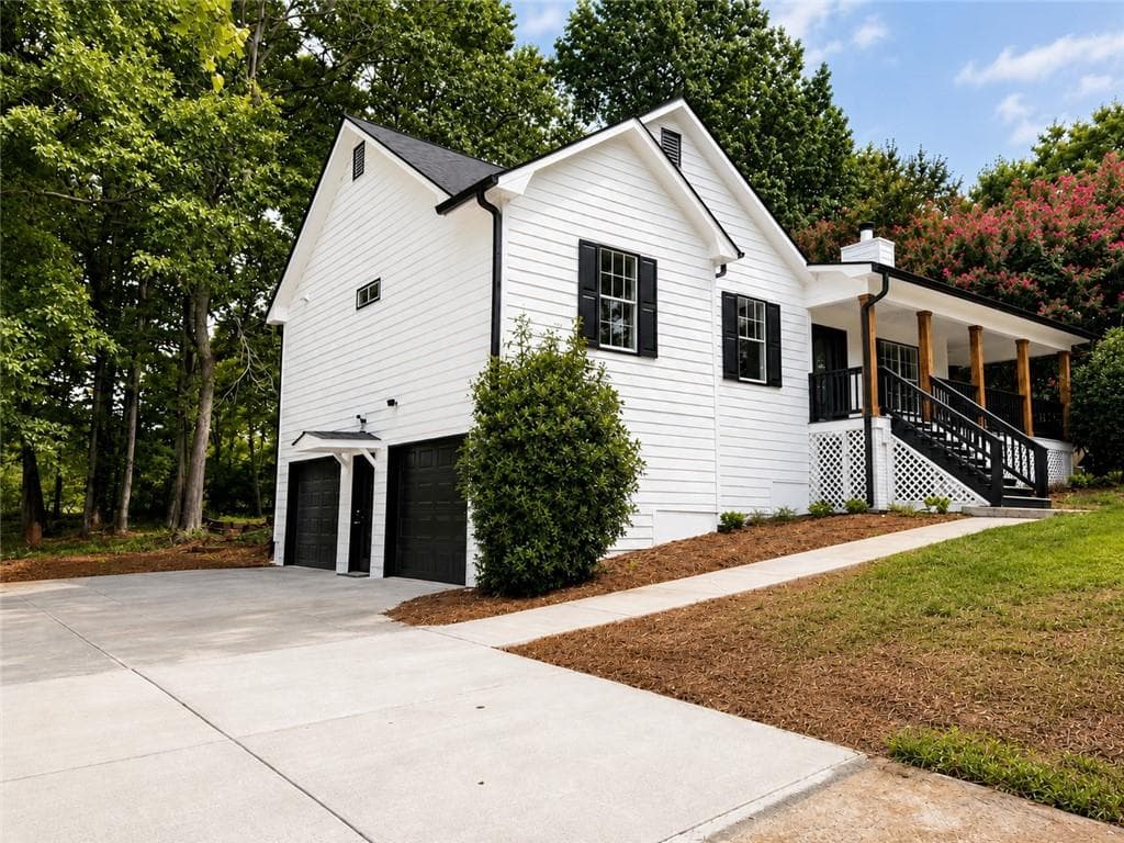 4 bedroom, 3 bathroom, 2,049 sq ft single family residence for sale at 30 Oaklake Drive, Covington, GA 30016 — photo 2