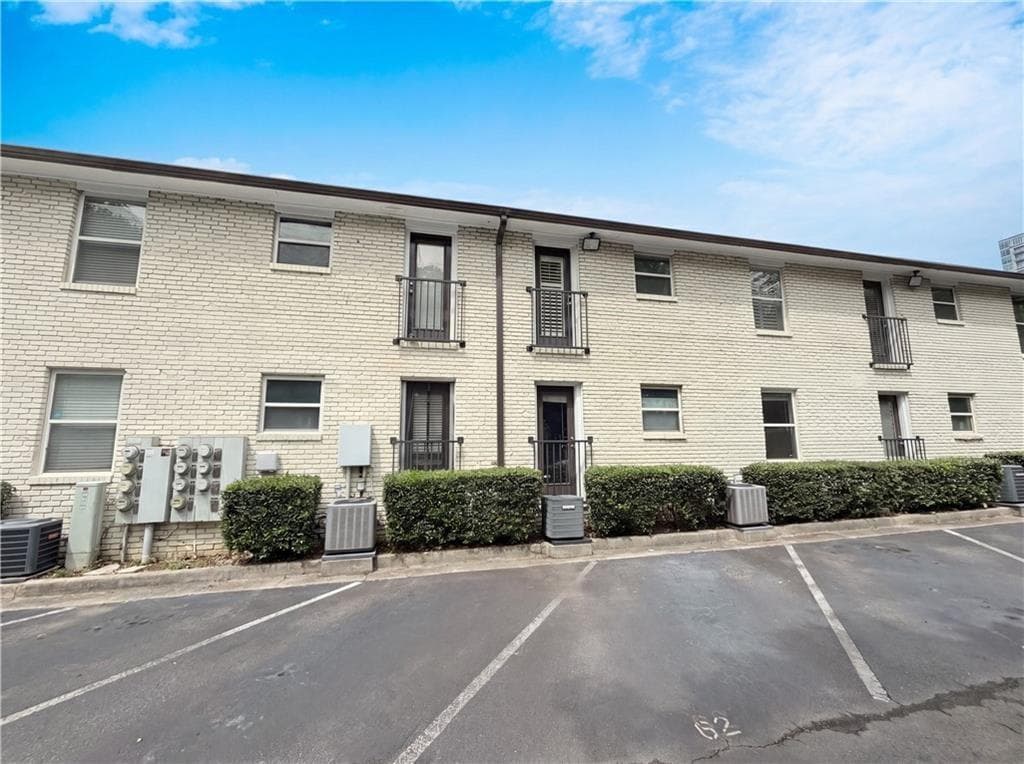 2 bedroom, 1 bathroom, 753 sq ft condominium for rent at 48 Peachtree Avenue 213, Atlanta, GA 30305 for $1,700 a month — photo 6