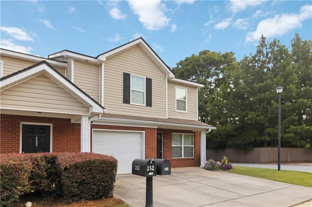 3 bedroom, 3 bathroom, 2,049 sq ft townhouse for sale at 342 Tara Commons Circle, Loganville, GA 30052 — photo 3