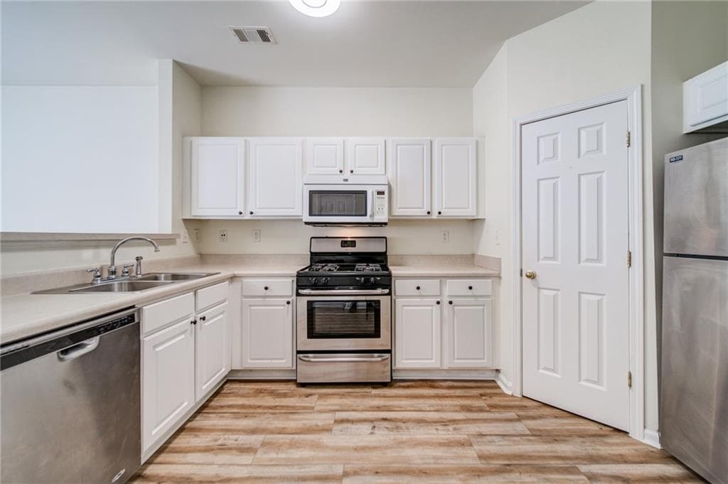 2 bedroom, 3 bathroom, 1,296 sq ft townhouse for rent at 3285 Hidden Cove Circle, Peachtree Corners, GA 30092 for $1,950 a month — photo 7