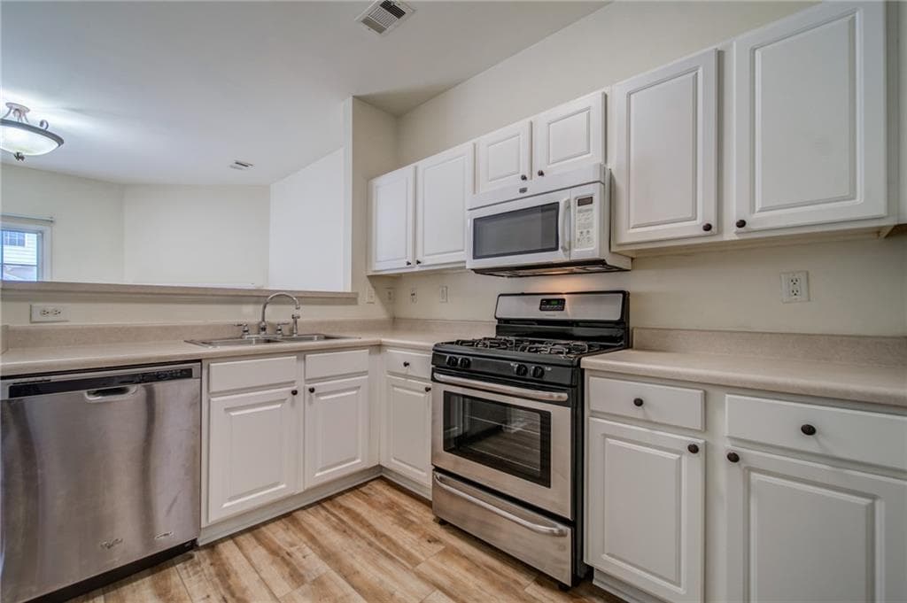 2 bedroom, 3 bathroom, 1,296 sq ft townhouse for rent at 3285 Hidden Cove Circle, Peachtree Corners, GA 30092 for $1,950 a month — photo 9