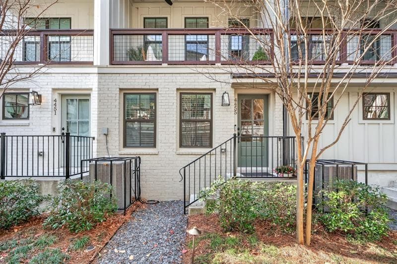 3 bedroom, 3 bathroom, 1,370 sq ft townhouse for sale at 4455 Dandelion Lane, Atlanta, GA 30342