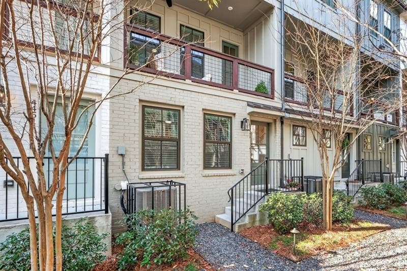 3 bedroom, 3 bathroom, 1,370 sq ft townhouse for sale at 4455 Dandelion Lane, Atlanta, GA 30342 — photo 2