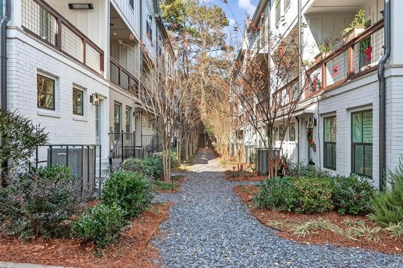 3 bedroom, 3 bathroom, 1,370 sq ft townhouse for sale at 4455 Dandelion Lane, Atlanta, GA 30342 — photo 3