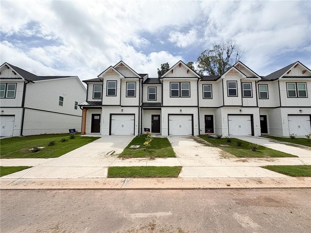 3 bedroom, 3 bathroom, 1,590 sq ft townhouse for rent at 5256 Magnolia Grove Way, Gainesville, GA 30504 for $1,995 a month — photo 1 of 17
