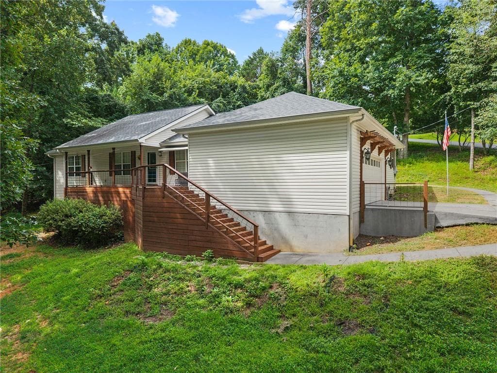 3 bedroom, 2 bathroom, 1,816 sq ft single family residence for sale at 6204 Cherrywood Trail, Gainesville, GA 30506 — photo 2