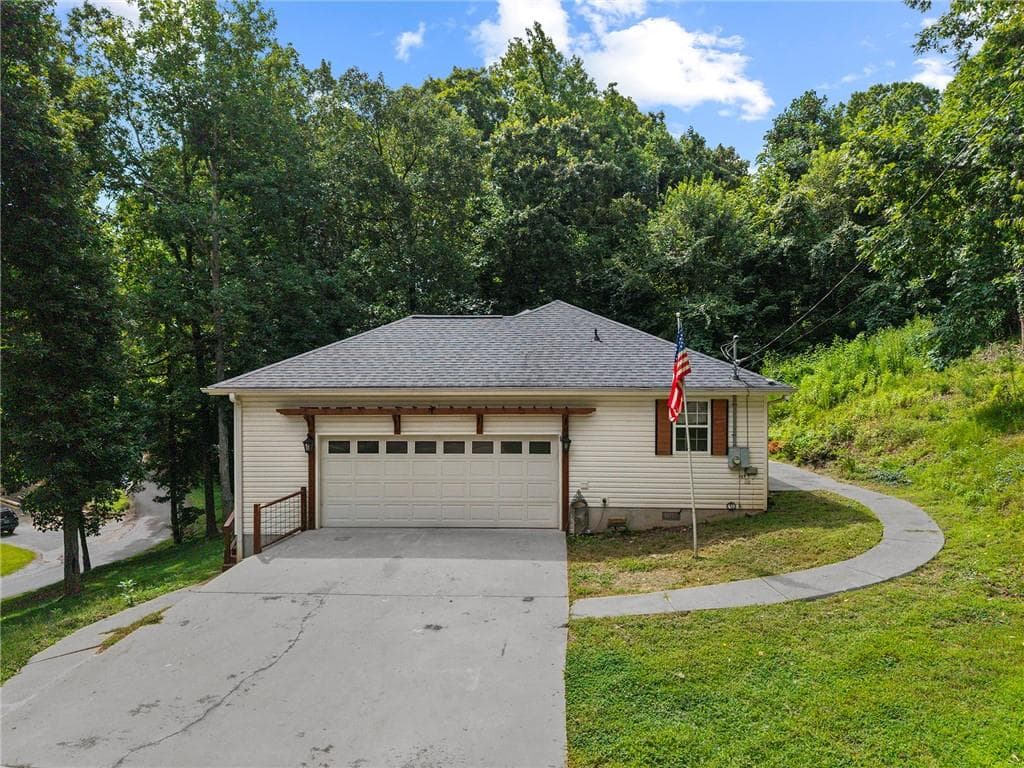 3 bedroom, 2 bathroom, 1,816 sq ft single family residence for sale at 6204 Cherrywood Trail, Gainesville, GA 30506 — photo 4