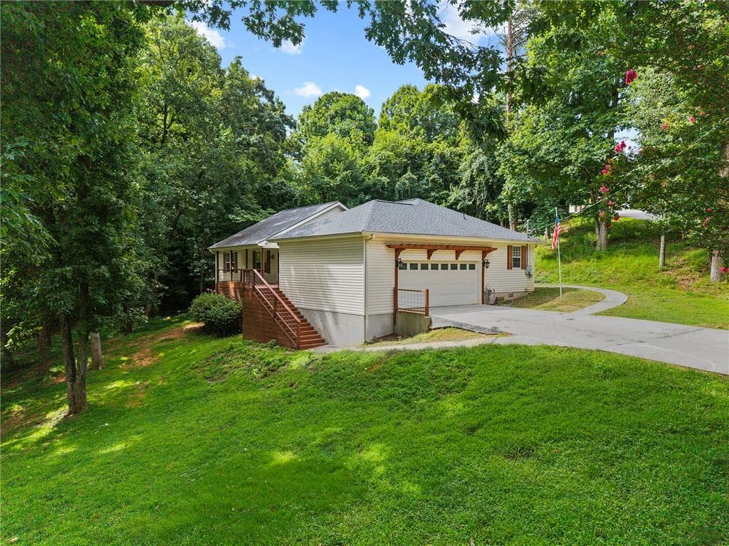 3 bedroom, 2 bathroom, 1,816 sq ft single family residence for sale at 6204 Cherrywood Trail, Gainesville, GA 30506 — photo 3
