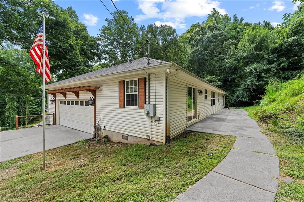 3 bedroom, 2 bathroom, 1,816 sq ft single family residence for sale at 6204 Cherrywood Trail, Gainesville, GA 30506 — photo 5