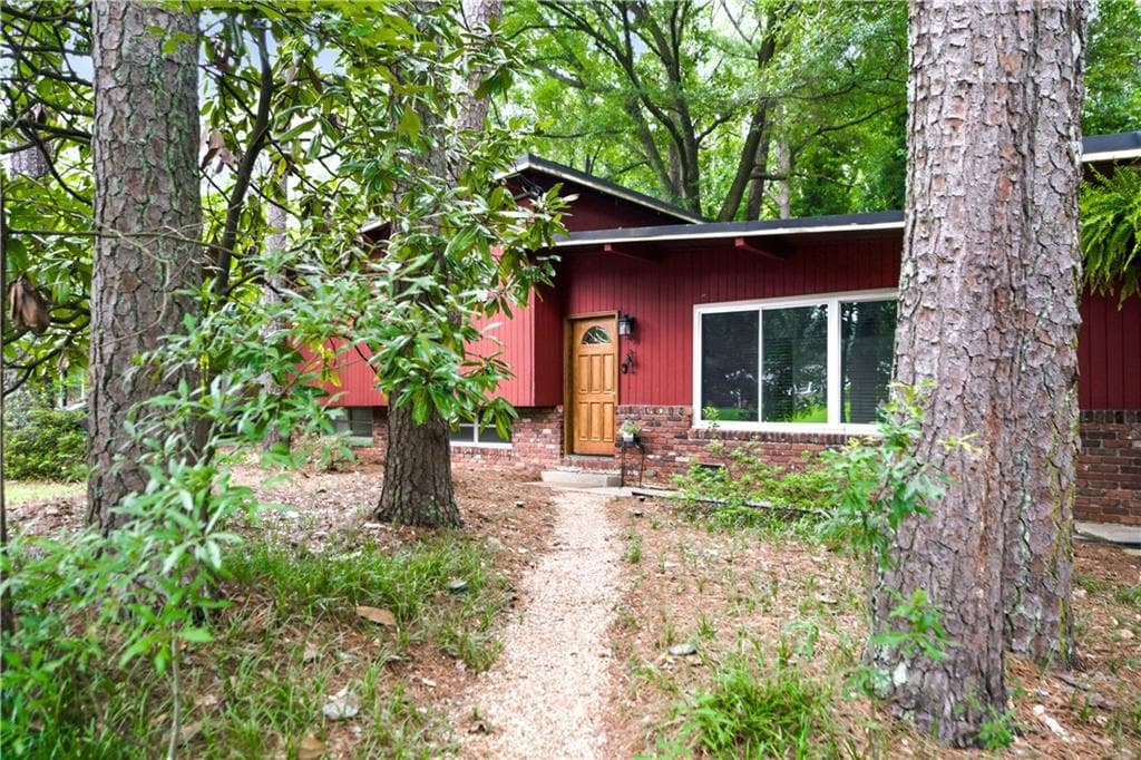 4 bedroom, 3 bathroom, 1,790 sq ft single family residence under contract at 3439 Chestnut Drive, Atlanta, GA 30340 — photo 3