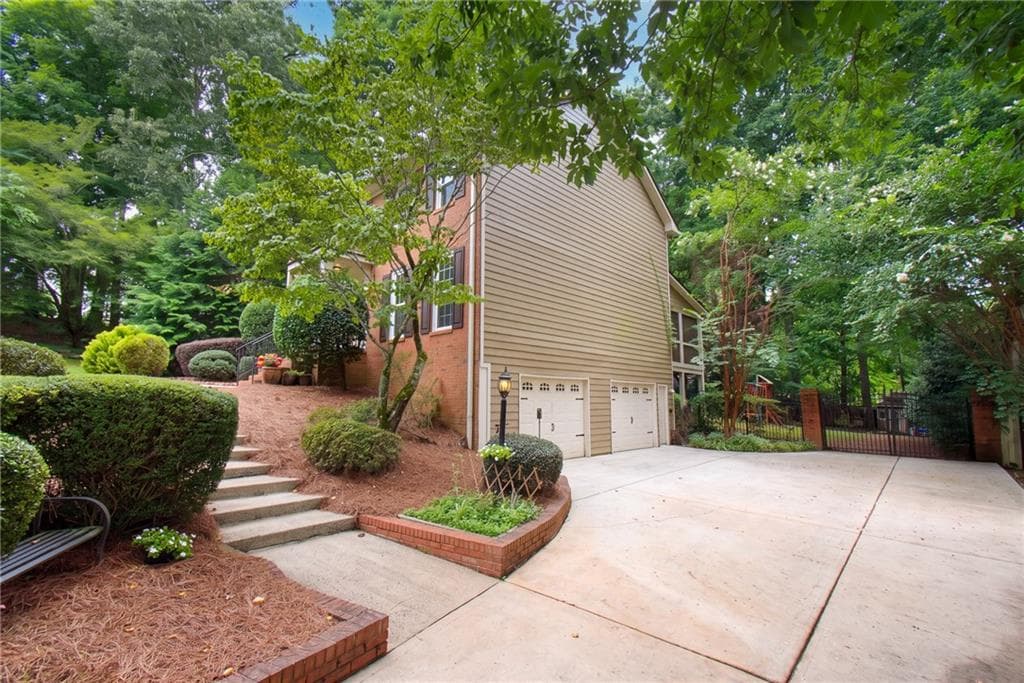 4 bedroom, 3 bathroom, 2,568 sq ft single family residence for rent at 320 Derby Ridge Trace, Roswell, GA 30075 for $3,600 a month — photo 2