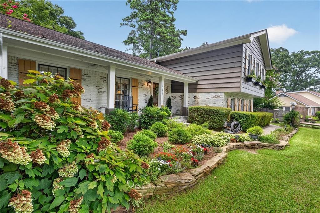 4 bedroom, 3 bathroom, 2,136 sq ft single family residence under contract at 1701 Driftwood Place, Snellville, GA 30078 — photo 2