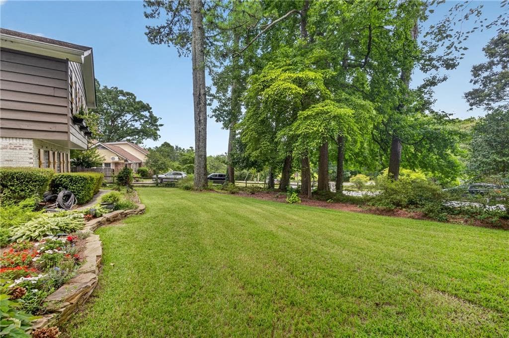 4 bedroom, 3 bathroom, 2,136 sq ft single family residence under contract at 1701 Driftwood Place, Snellville, GA 30078 — photo 4
