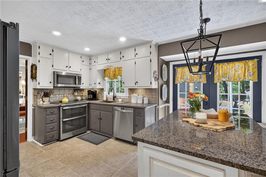 4 bedroom, 3 bathroom, 2,136 sq ft single family residence under contract at 1701 Driftwood Place, Snellville, GA 30078 — photo 9