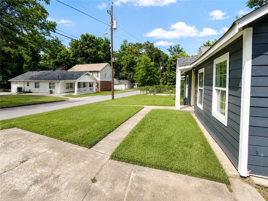 3 bedroom, 2 bathroom, 874 sq ft single family residence for sale at 971 Sims Avenue, Atlanta, GA 30318 — photo 4