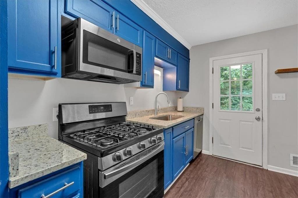3 bedroom, 2 bathroom, 2,009 sq ft single family residence under contract at 1520 Oxford Street, Douglasville, GA 30134 — photo 8