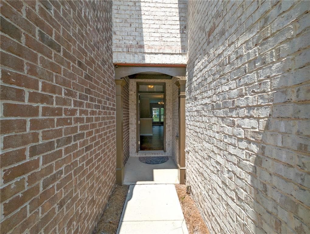 3 bedroom, 3 bathroom, 1,873 sq ft townhouse for sale at 5925 Shiloh Woods Drive, Cumming, GA 30040 — photo 2