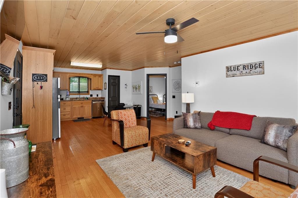 3 bedroom, 2 bathroom, 1,568 sq ft single family residence for sale at 333 Bent Wood Lane, Blue Ridge, GA 30513 — photo 9