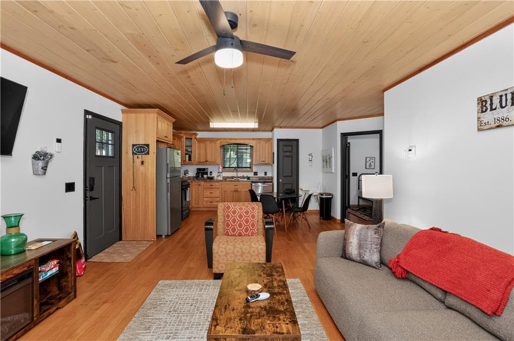 3 bedroom, 2 bathroom, 1,568 sq ft single family residence for sale at 333 Bent Wood Lane, Blue Ridge, GA 30513 — photo 10