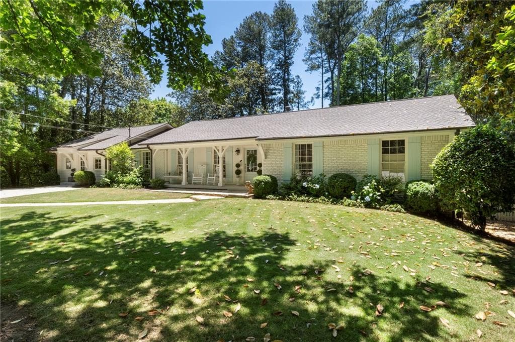 4 bedroom, 4 bathroom, 2,358 sq ft single family residence for rent at 4770 Chatworth Court, Sandy Springs, GA 30342 for $6,000 a month — photo 2