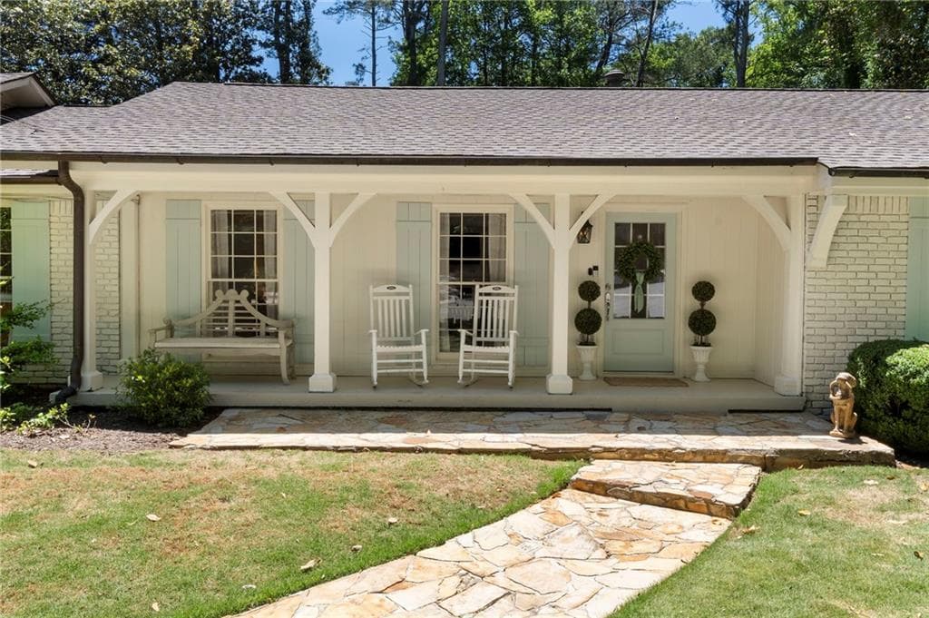 4 bedroom, 4 bathroom, 2,358 sq ft single family residence for rent at 4770 Chatworth Court, Sandy Springs, GA 30342 for $6,000 a month — photo 3
