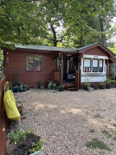 1 bedroom, 1 bathroom, 826 sq ft single family residence for sale at 50 Rocky Lane, Cleveland, GA 30528