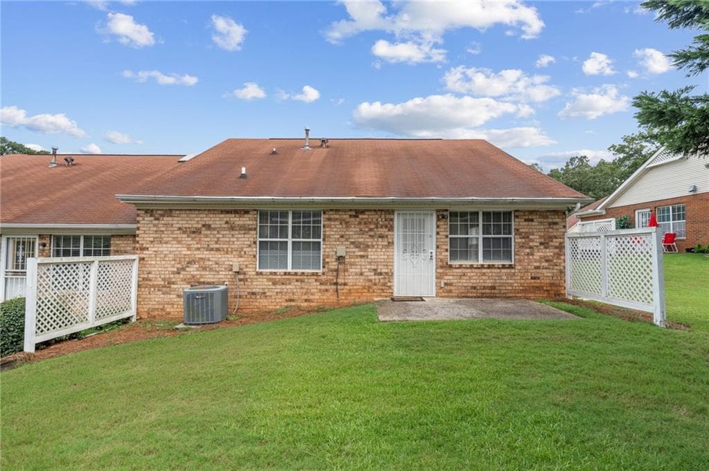2 bedroom, 2 bathroom, 1,204 sq ft townhouse under contract at 272 Olde Oaks Lane, Riverdale, GA 30274 — photo 3