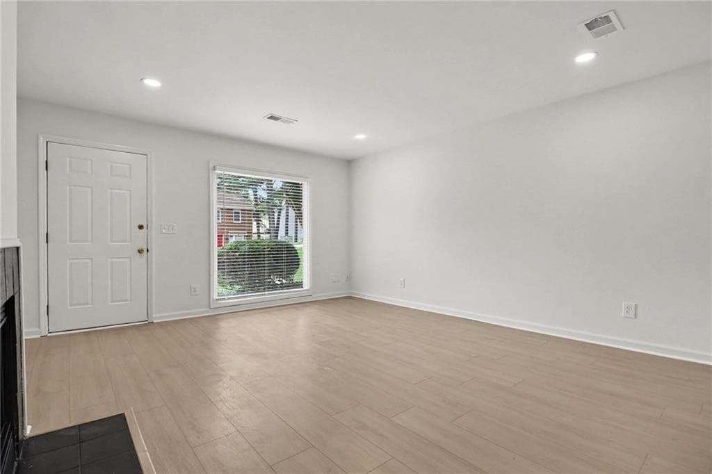 2 bedroom, 3 bathroom, 1,240 sq ft townhouse for sale at 201 Holcomb Ferry Road, Roswell, GA 30076 — photo 4